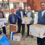 धुर्कोट गाउँपालिकाद्वारा किसानलाई गोलासहितको माहुरी घार वितरण Mahuri-2